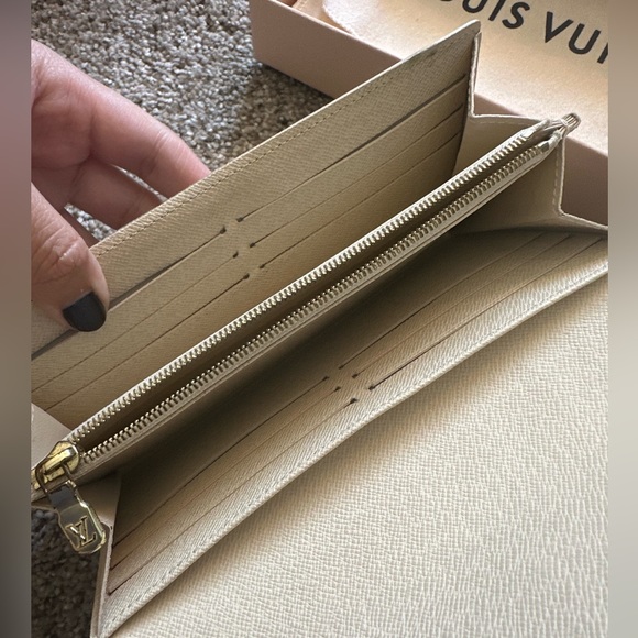 Louis Vuitton Sarah Wallet - Picture 8 of 16